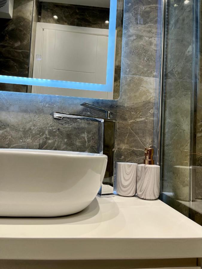 Adriatic Treasure Apt, Luxury & Beachfront - By Beta Premium Apartament *